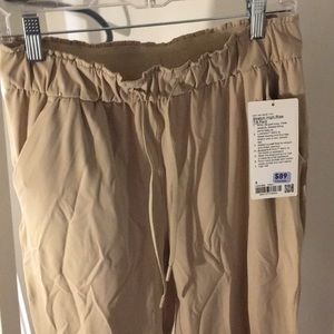 Lululemon stretch high rise 7/8 pant size 8 in Tan new with tags and bag